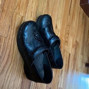 Dansko black black tooled leather: 39.  LOVE EM!